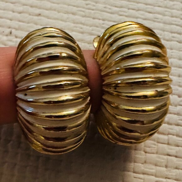 Vintage 1980s Cream and Goldtone Half Hoop Shell Earrings - Picture 1 of 2